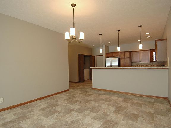 3rd image of 250 Montana Cir