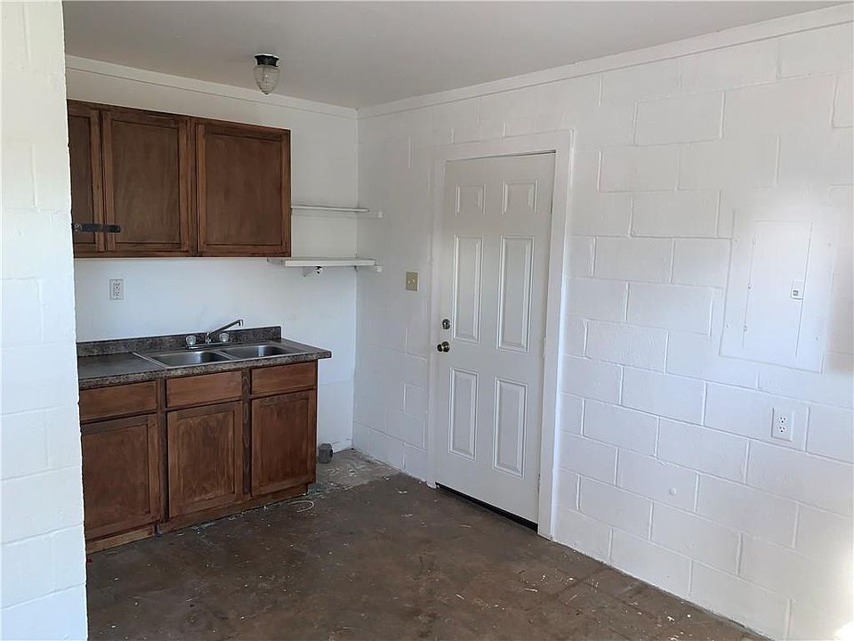 2nd image of 939 Admiral Dr APT 4