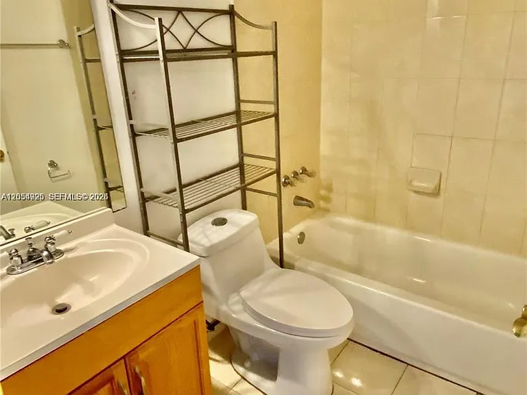 300 Palm Cir W #208 — Photo 2