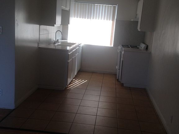 2nd image of 13129 Oxnard St APT 18