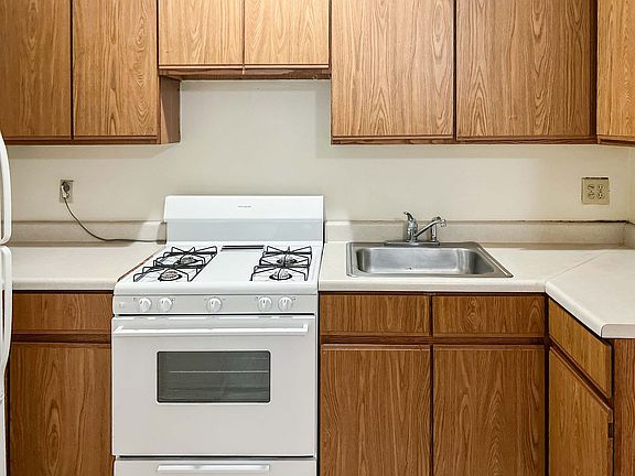 3rd image of 623 W Briar Pl #5