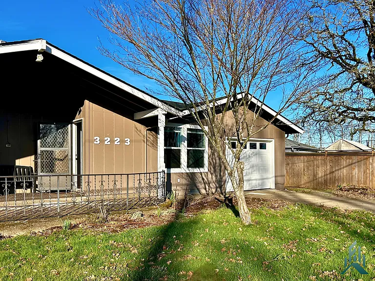 3223 Franklin Ave SE — Photo 2