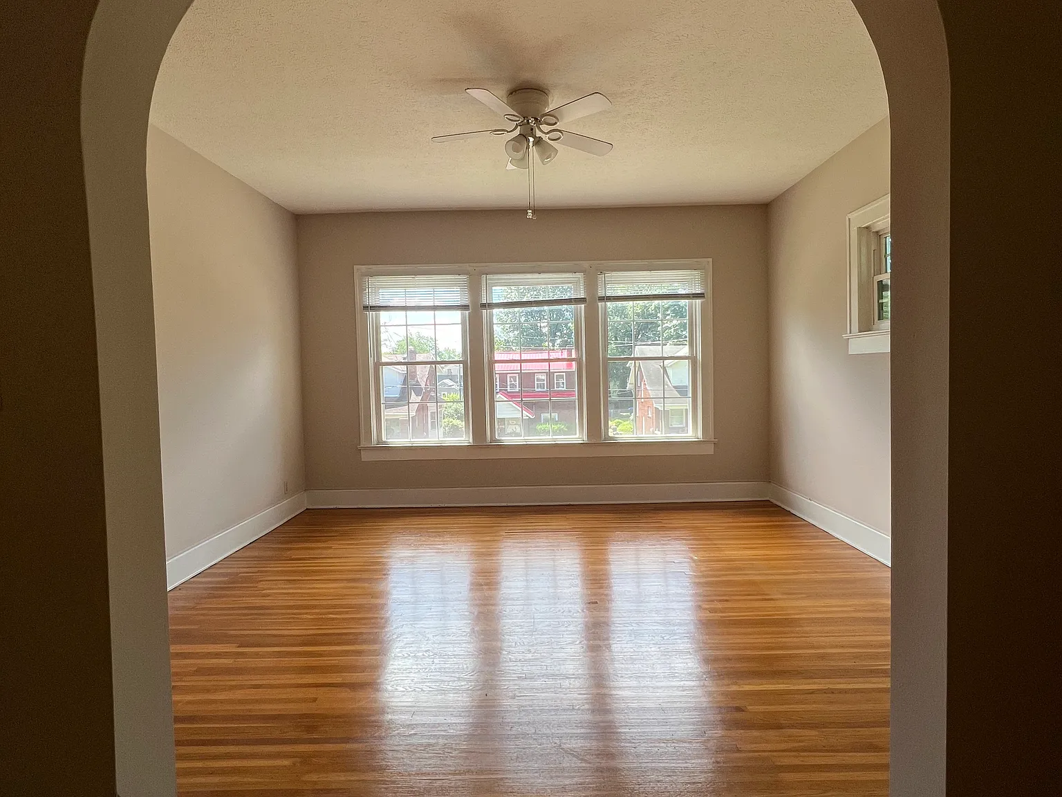 1911 Roanoke Ave — Photo 2