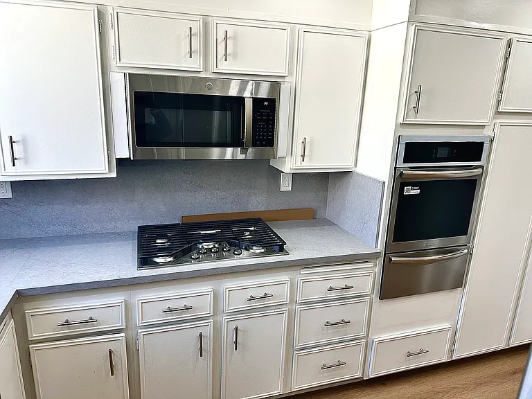 1 bedroom kitchen with (gas) stovetop!