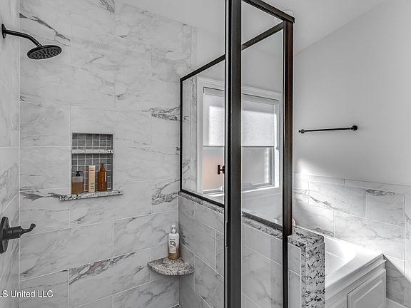 3rd image of 913 Waters Edge