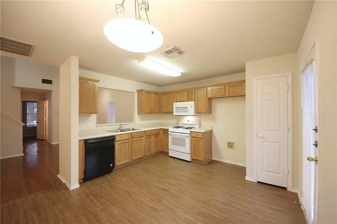 3 bed, 2.5 bath, 1511 sqft, $1,795 — Photo 4