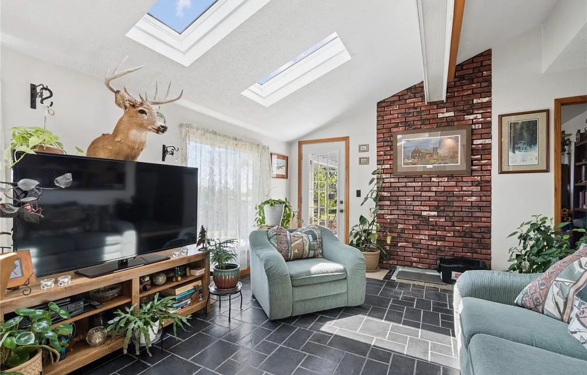4 bed, 2385 sqft, $2,500 — Photo 4