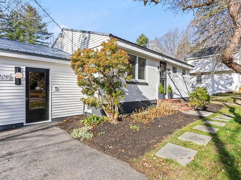 339 W Elm St — Photo 21