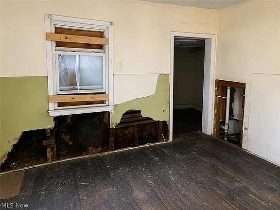 4th image of 1902 Rowley Ave