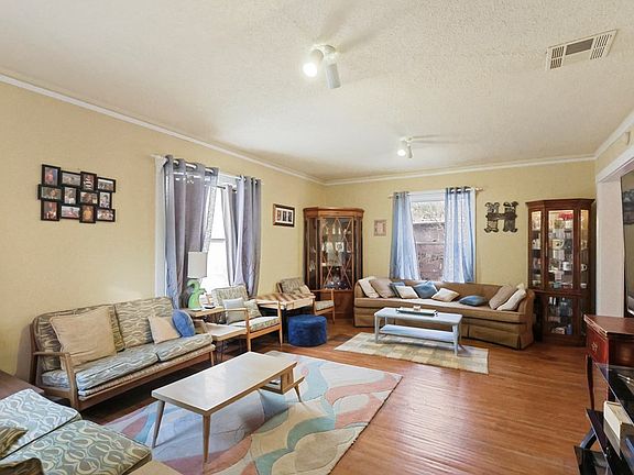 4th image of 701 E Sul Ross Ave