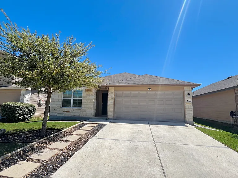 8922 Bowen Br — Photo 1