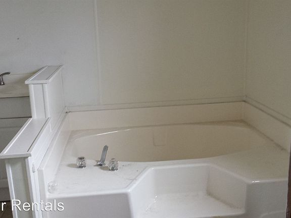 4th image of 1601 N Bridle Path