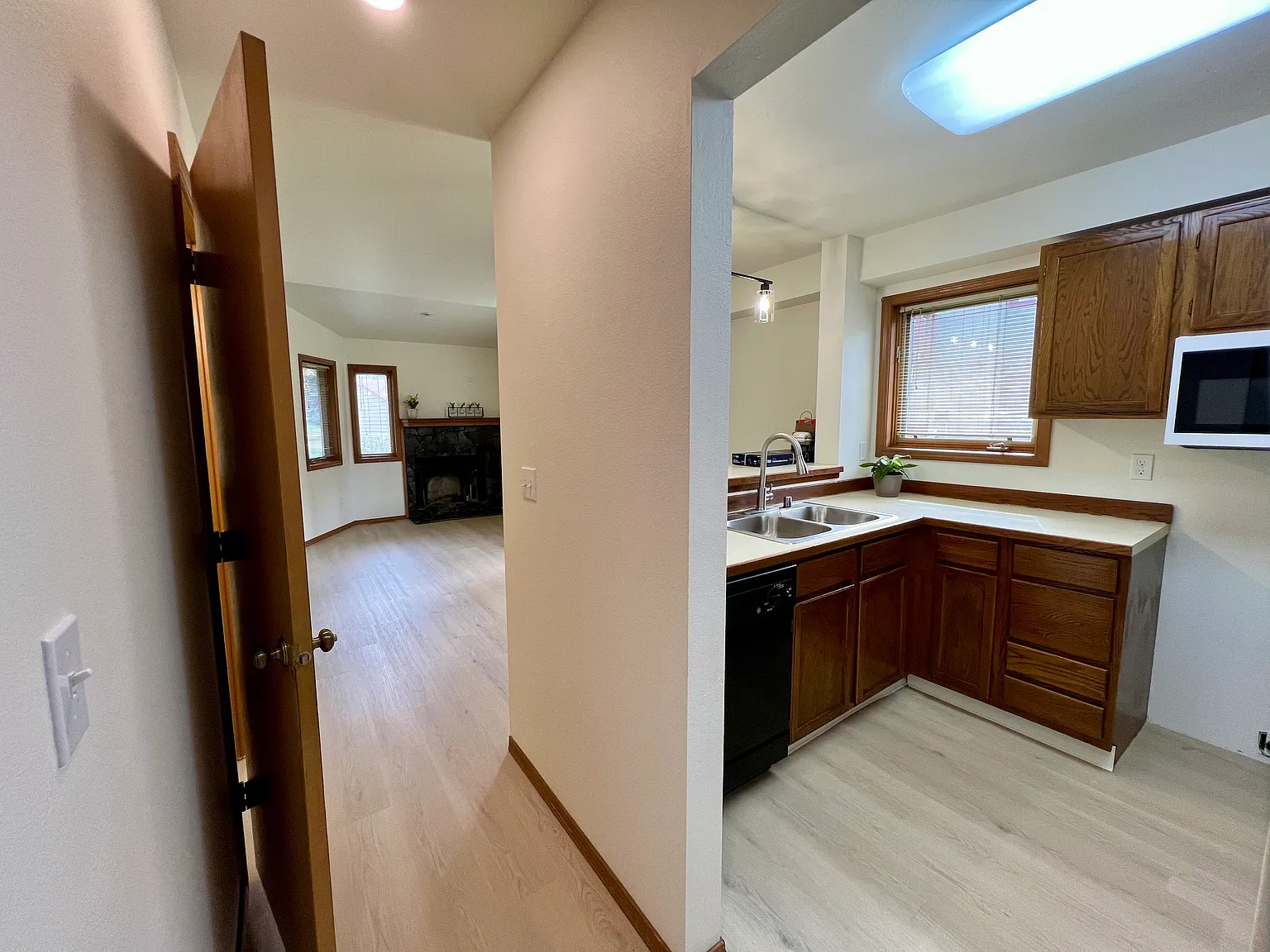 2 bed, 1.5 bath, 950 sqft, $2,300 — Photo 3
