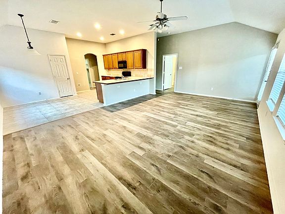 5th image of 509 Dartmoor Dr