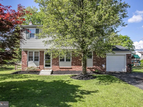 1011 Lake Ln, Pennsburg, PA 18073