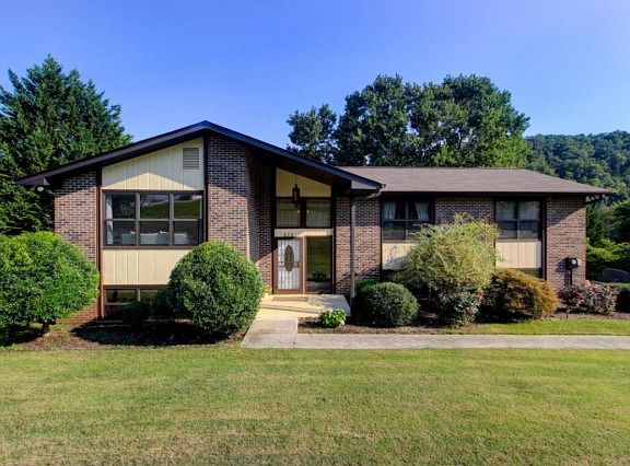 3rd image of 610 Greenwood Dr