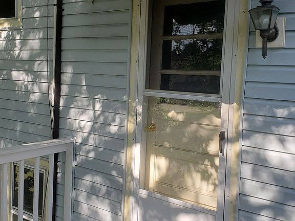 2nd image of 200 1/2 College Ave