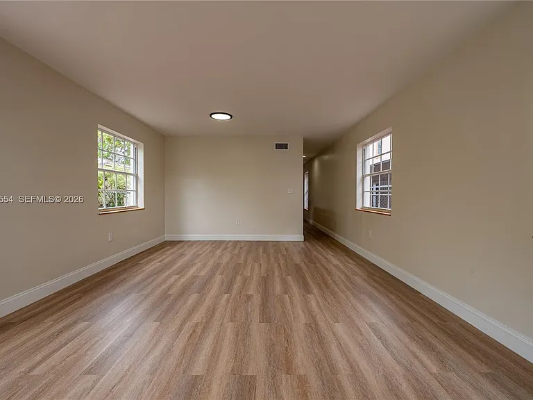 370 Flagami Blvd — Photo 5