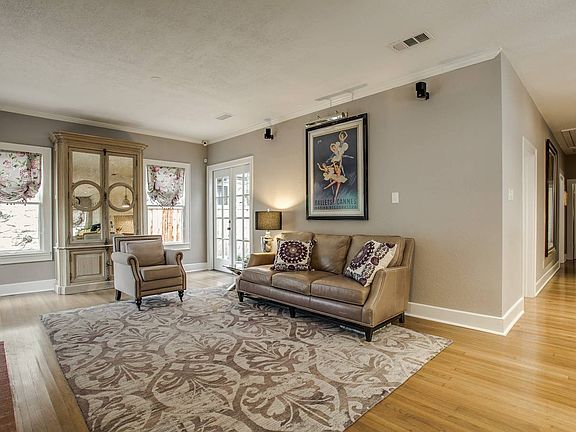 3rd image of 214 W Lullwood Ave