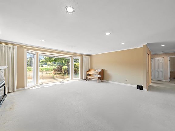 4th image of 901 Jackson Way