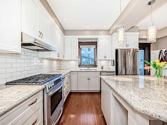 5th image of 2413 E 15th St SW