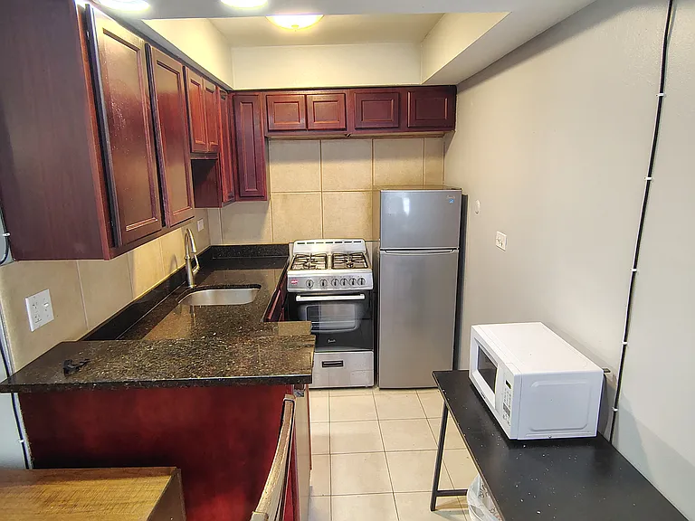 3620 N Pine Grove Ave — Photo 5