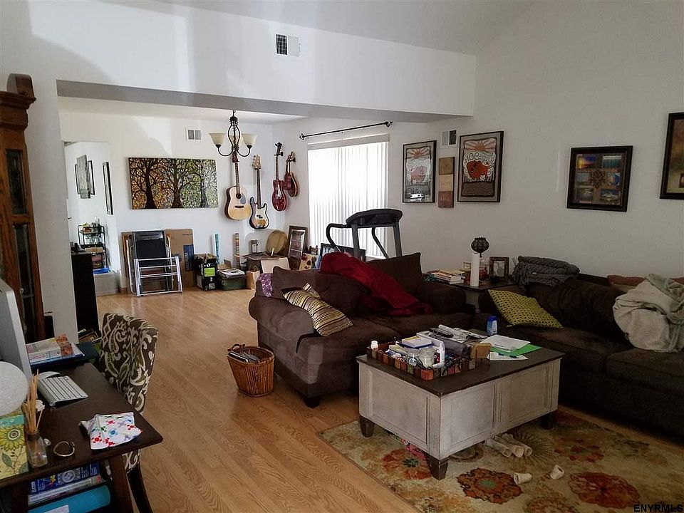 2nd image of 220 Meadowlark Dr
