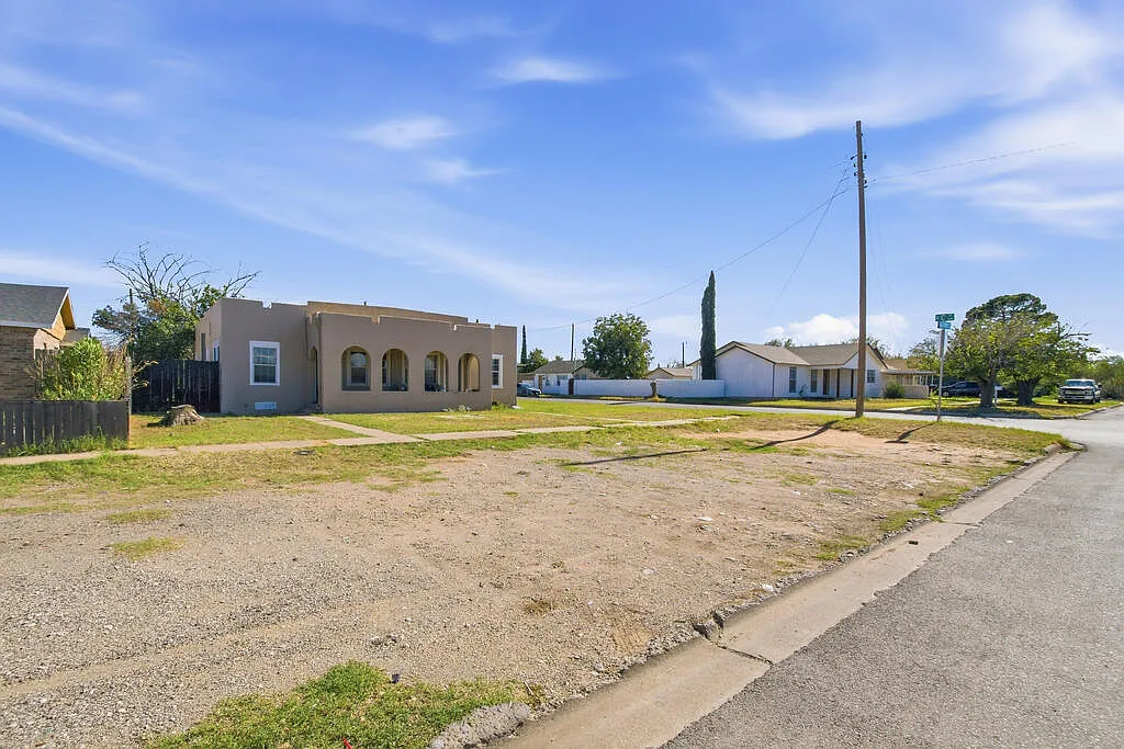 2 bed, 1.0 bath, 1636 sqft, $1,100 — Photo 2