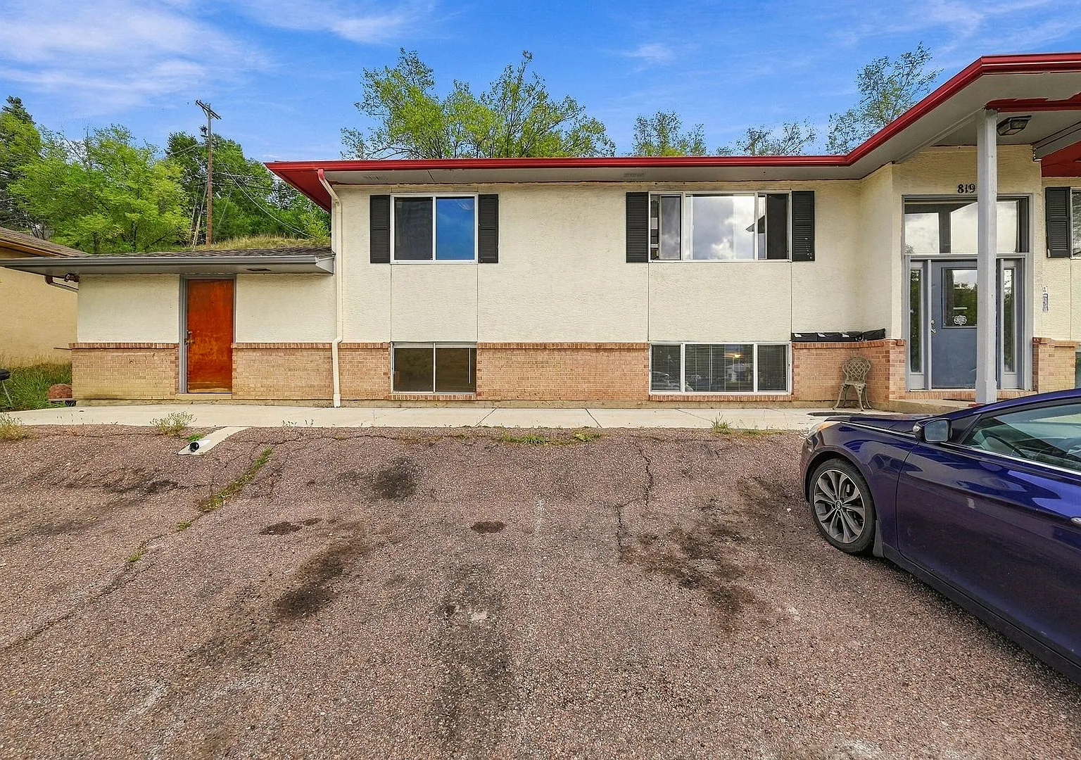 West Side 3 bedroom with Mountain Views — Photo 1