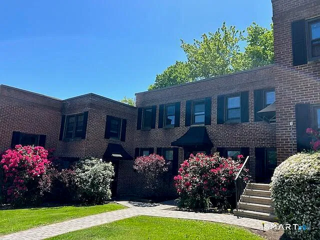 1 bed, 1.0 bath, 700 sqft, $2,105 — Photo 2