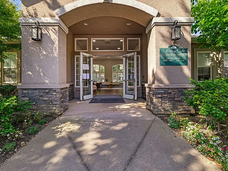 Sterling Oaks Luxury Apartments — Photo 78