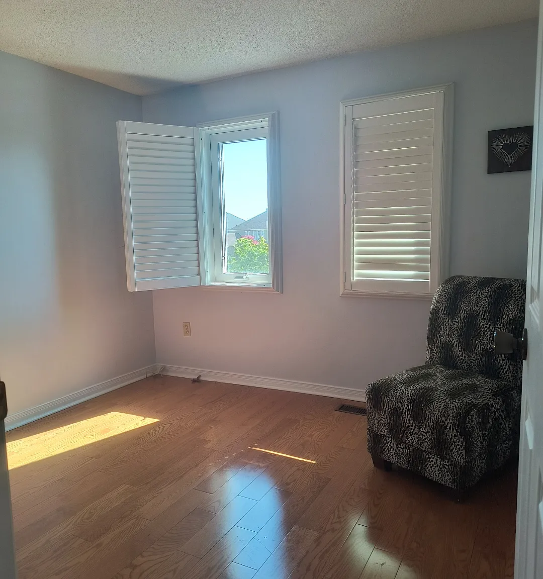 5 bed, 2300 sqft, $1,000 — Photo 4