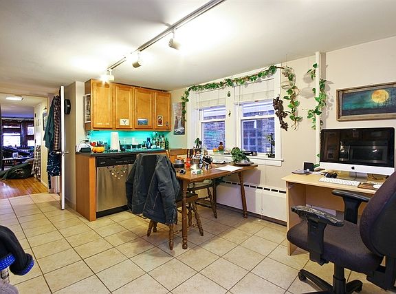 4th image of 1443 W Oakdale Ave