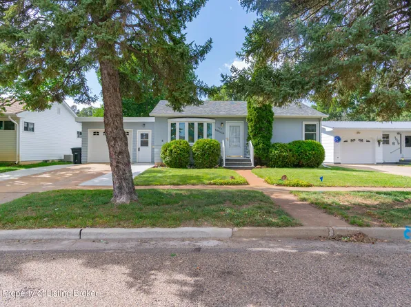 1023 4th Ave W, Dickinson, ND 58601