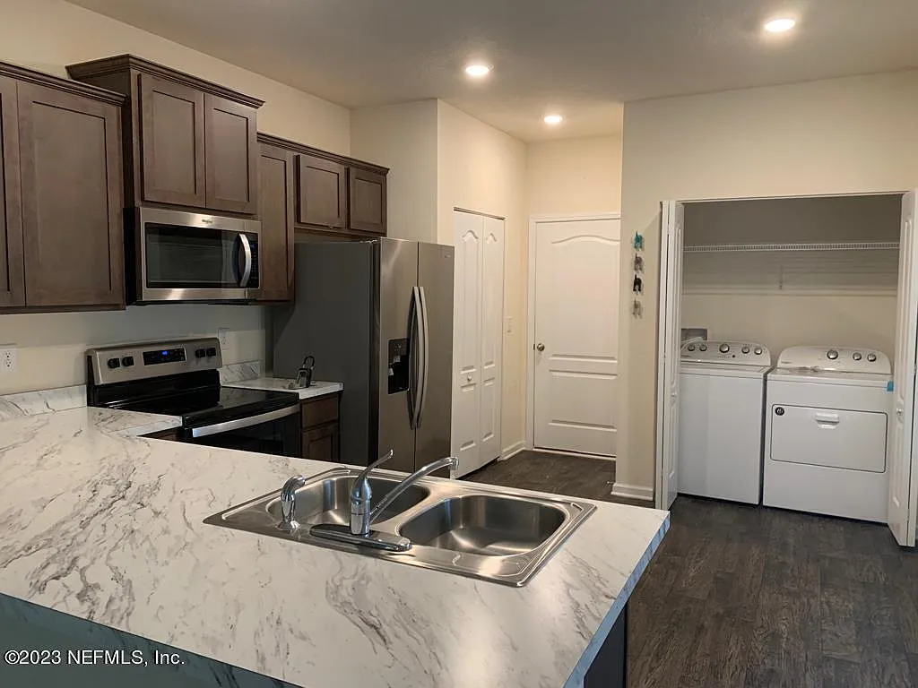 2 bed, 2.5 bath, 1327 sqft, $1,750 — Photo 1