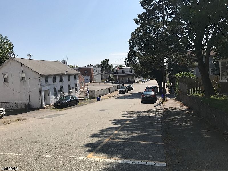 2nd image of 718 Cedar St