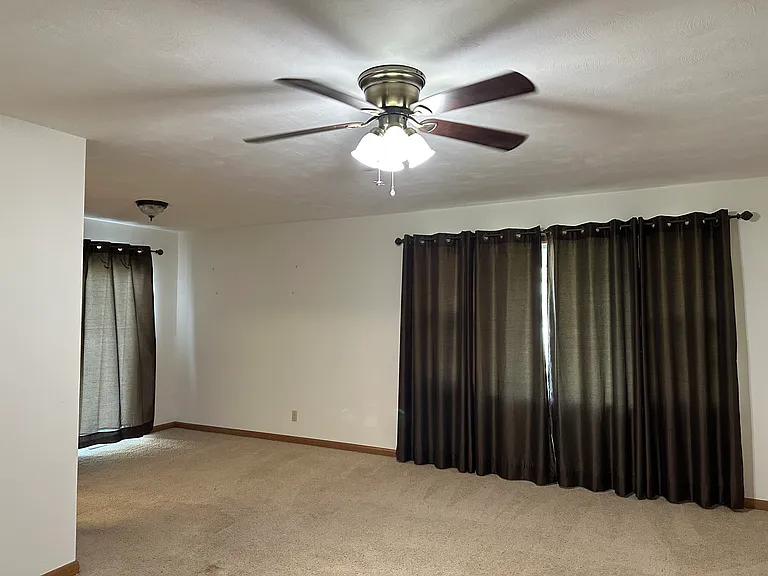 1942 E Glenco St — Photo 10