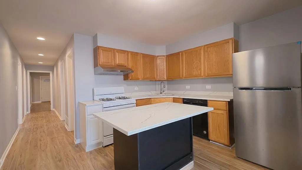 4 bed, 1250 sqft, $2,900 — Photo 4