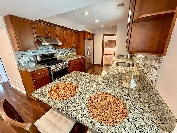 4th image of 304 Longfellow Ct