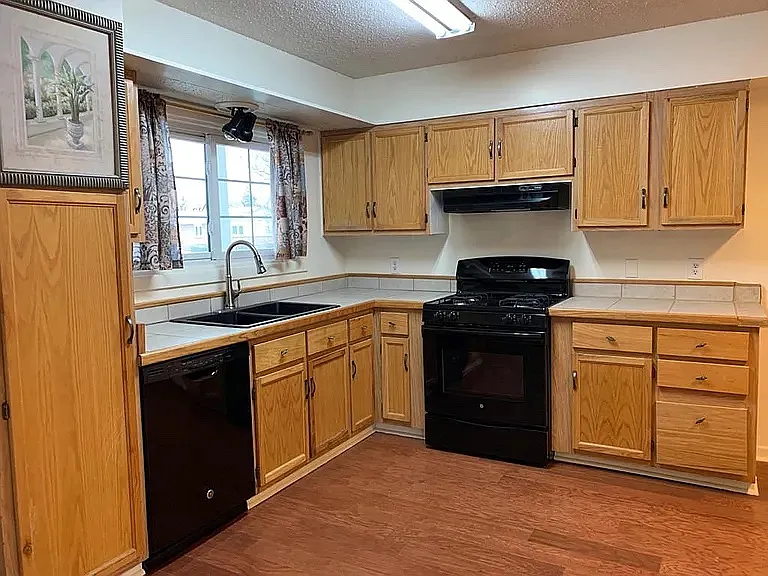 3 bed, 1400 sqft, $2,300 — Photo 4