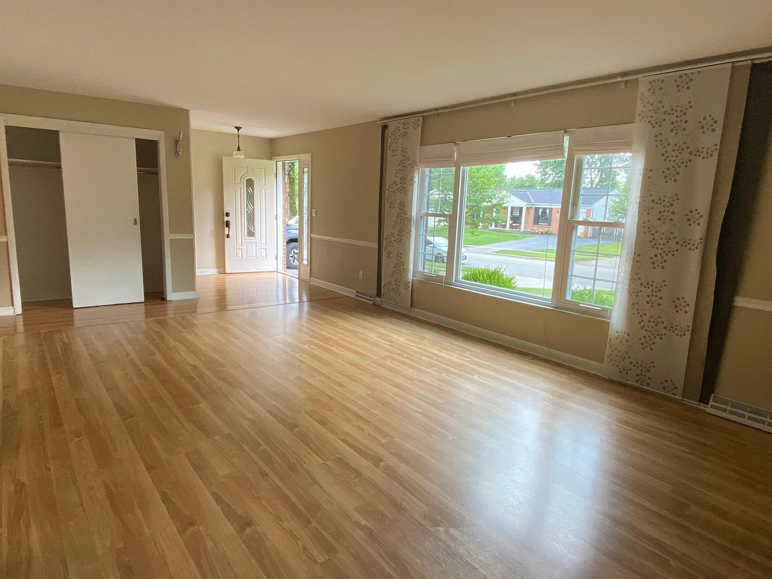 4 bed, 2100 sqft, $2,999 — Photo 4