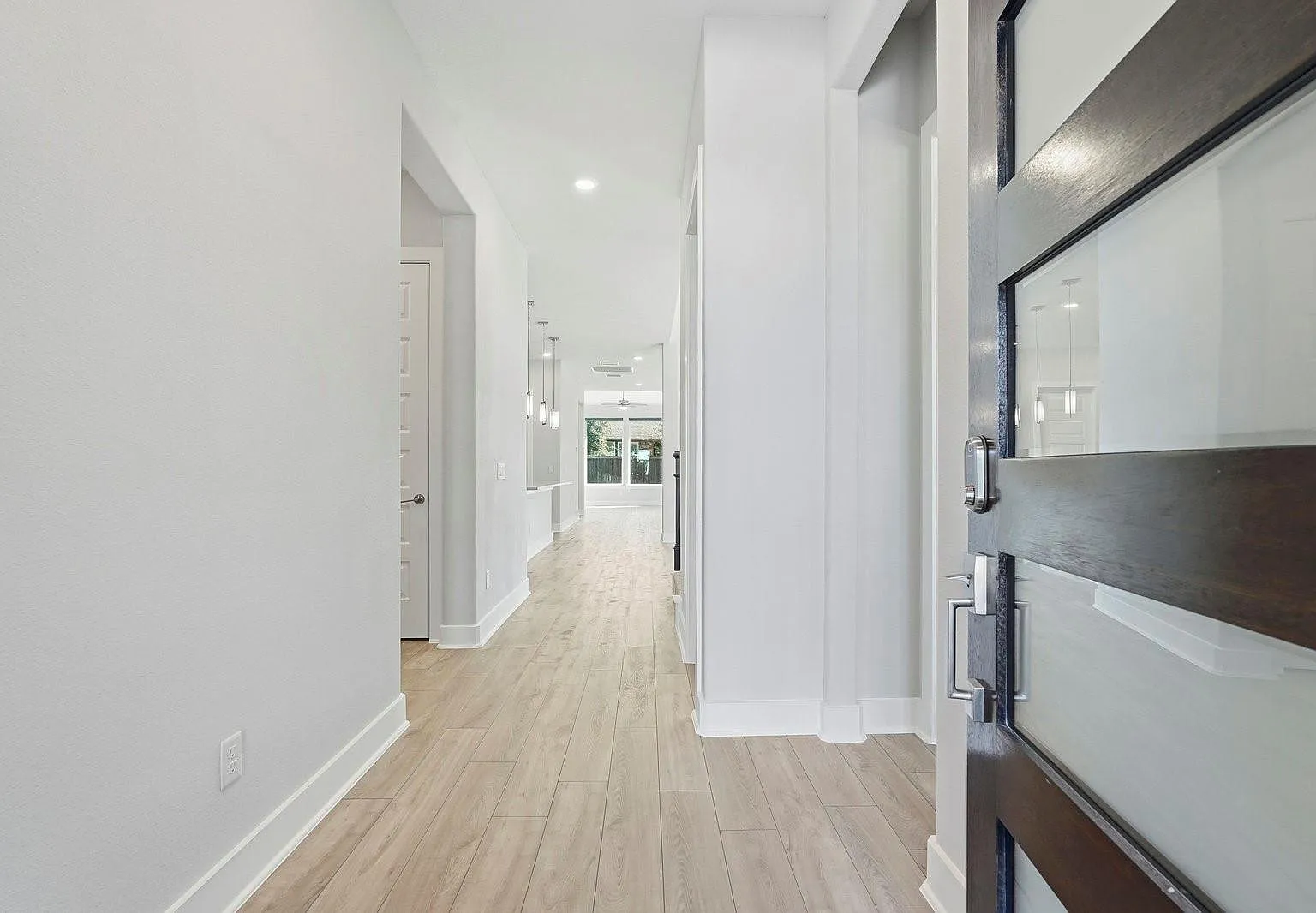 3 bed, 3.0 bath, 2625 sqft, $3,400 — Photo 4