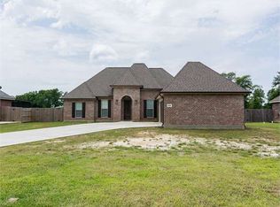 2659 E Robinwood Dr, Moss Bluff, LA 70611