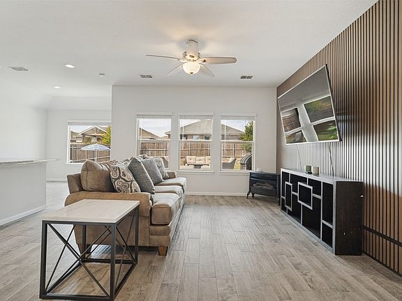 4th image of 2208 Denmark Ln