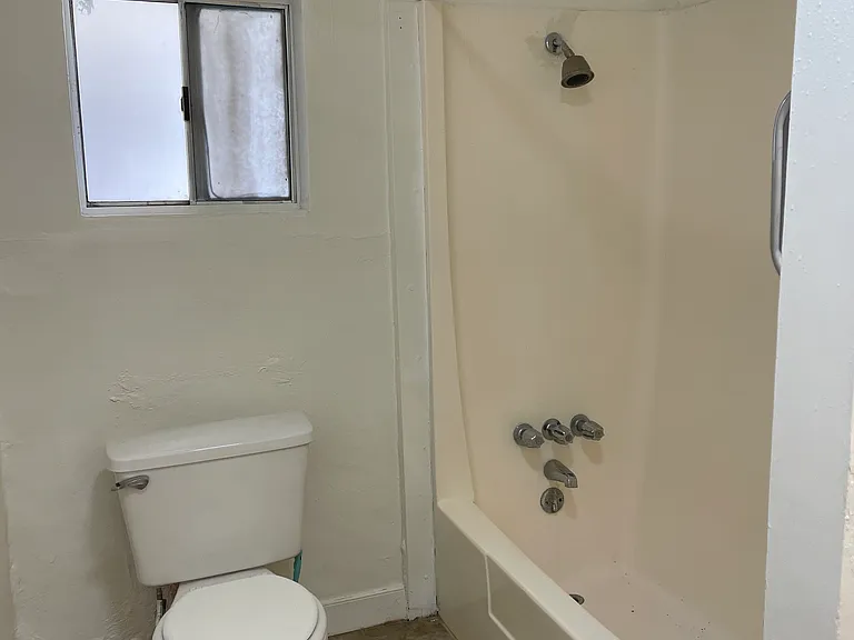 Bathroom w/ Tub/Shower combo