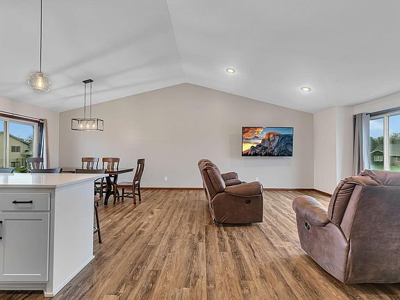 4th image of 548 11th Ave NE