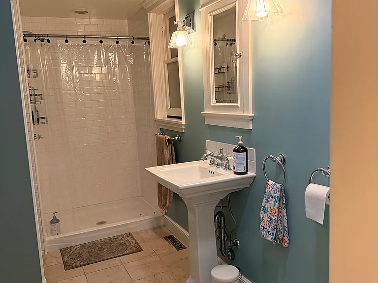 402 W Locust St — Photo 17
