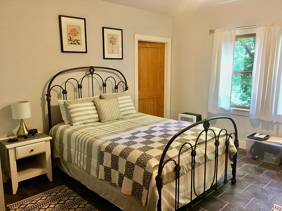 Bedroom with queen bed