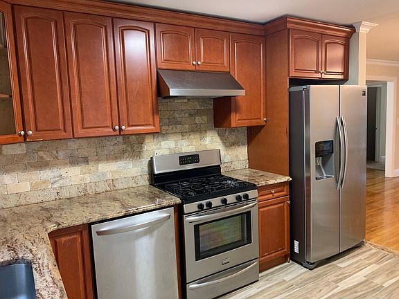 5th image of 224 Midland Ave