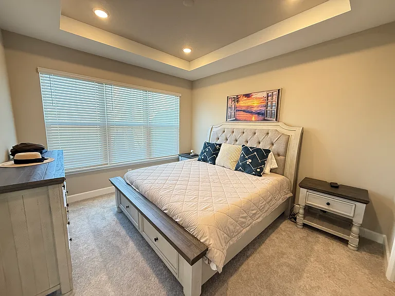 Master Bedroom (King)
2 nightstands and a dresser